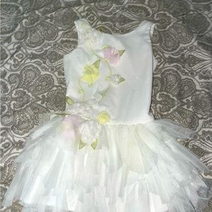 White sleeveless dres